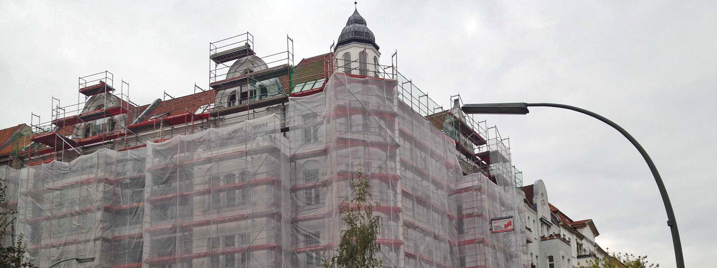 Fassadengerüst von Schmidt Gerüstbau in der Regensburger Straße in Berlin