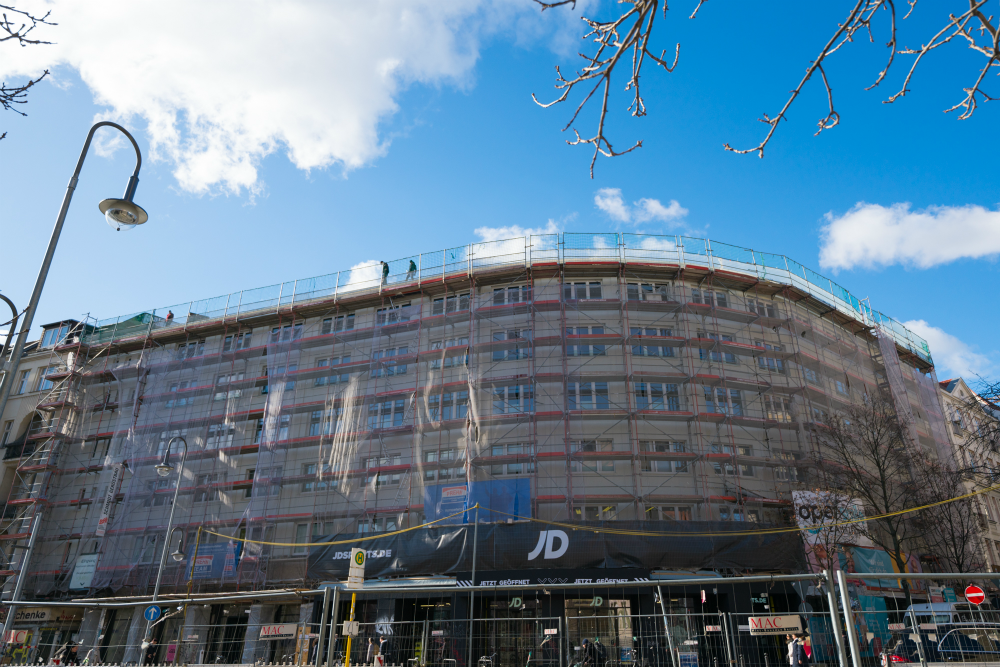 Gerüstsonderkonstruktion an der Karl-Marx-Straße 84 in Berlin