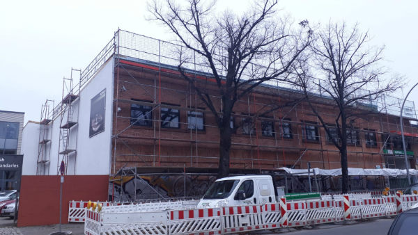 Wetterschutzdach über einer Dachsanierung in der Oberlandstraße Berlin