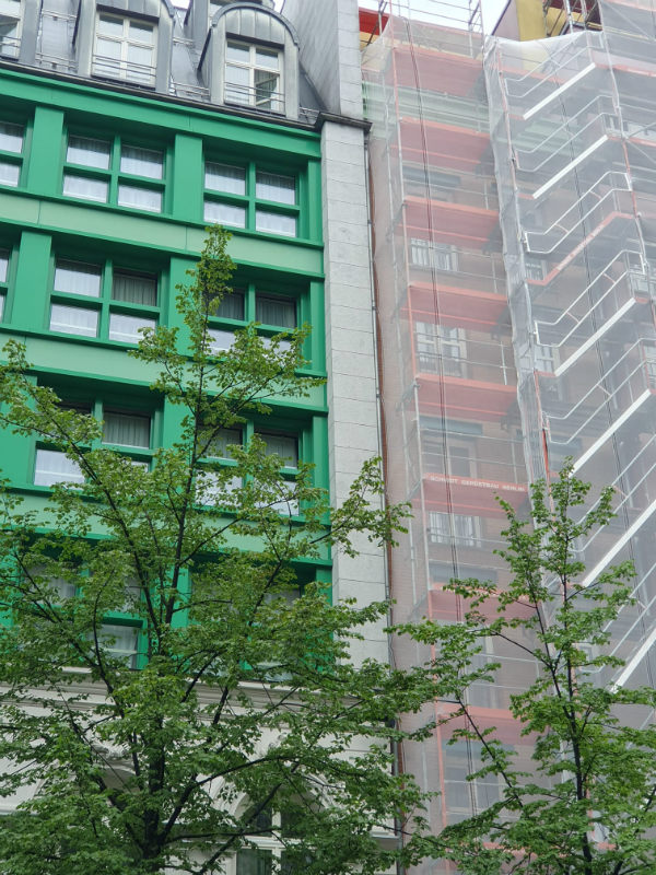 Fassadengerüst zur Fassadensanierung in der Schützenstraße Berlin